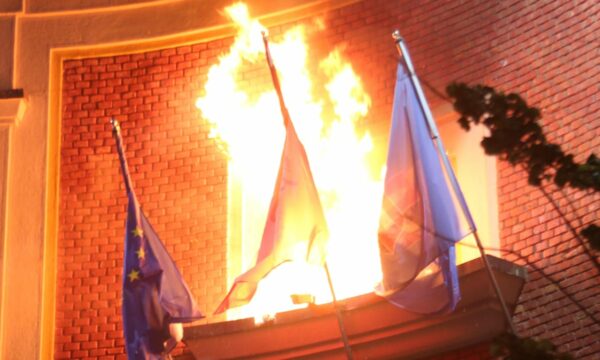 Arnavutluk'ta protestocular başkanlık ofisine molotof kokteyli attı