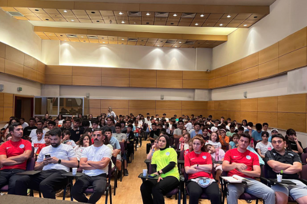 Kayseri'de ''Harekete Geç Sınırları Zorla'' söyleşisi gerçekleştirildi