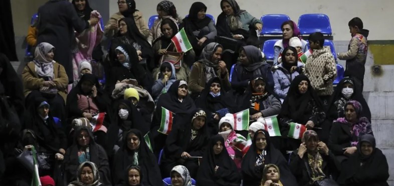 İran'da reformistlerle muhafazakârları karşı karşıya getiren seçimler Cuma günü