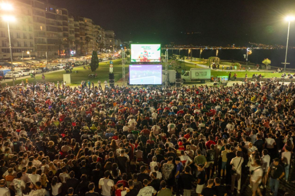 İzmir'deki meydanlarda çeyrek final coşkusu