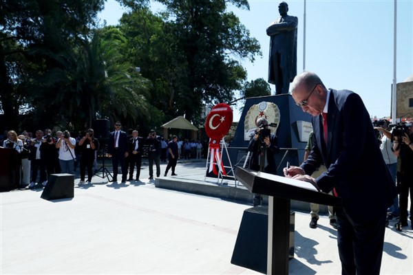 Cumhurbaşkanı Erdoğan, Lefkoşa Atatürk Anıtı'nda Anıt Özel Defteri'ni imzaladı