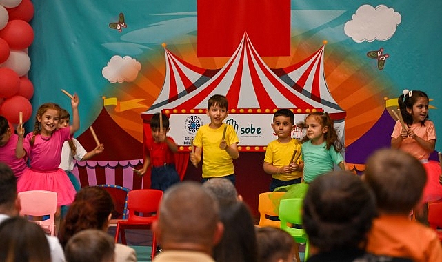 Aile ve Sosyal Hizmetler Bakanı Mahinur Özdemir Göktaş, SOBE'deki öğrencilerin mezuniyet coşkusuna ortak oldu