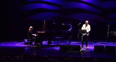 Bursa Festivali'nde Güvenç Dağüstün ve Burçin Büke sahne aldı