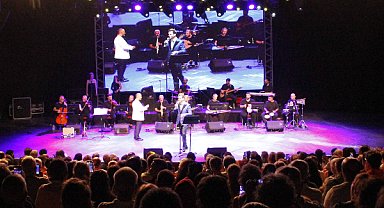 Bursa Festivali’nde Zeki Mürenli gece