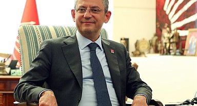 CHP Genel Başkanı Özel, Yıldırım’da partiye katılan üyelere rozetlerini taktı