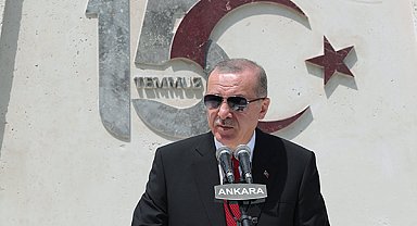 Cumhurbaşkanı Erdoğan, Milletin Zaferi-Elimin Emeği Gözümün Nuru sergisini gezdi