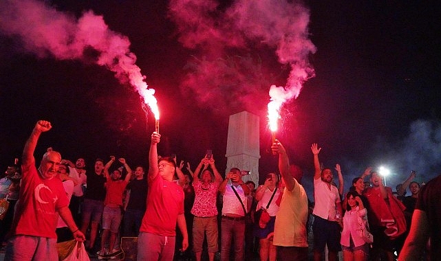 İzmir'in meydanlarında çeyrek final coşkusu