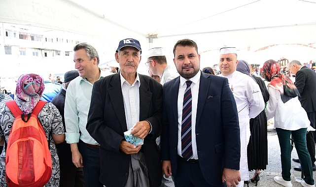Kahramankazan Belediye Başkanı Selim Çırpanoğlu, paylaşmanın sembolü olan Aşure Günü'nde vatandaşlar ile bir araya geldi