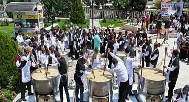 Konya'da 4 ton aşure ikram edildi