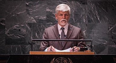 Pavel, Prag Kalesi'nde kampta bulunan çocukları ziyaret etti