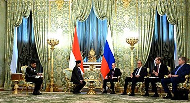 Putin, Endonezya Cumhurbaşkanı seçilen ve Savunma Bakanı Subianto ile bir araya geldi