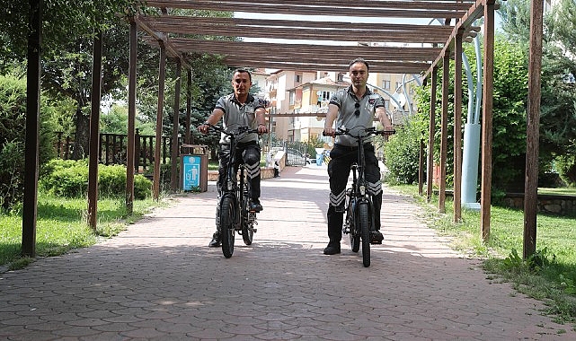 Sivas'ta park-bahçe ve mesire alanlarının güvenliğini sağlayan Belediye bünyesindeki güvenlikçiler, görevlerini artık elektrikli bisiklet ve scooterlar ile yapıyor