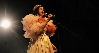 Tunuslu sanatçı Emel Mathlouthi, Bursalılarla bir araya geldi