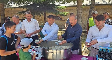 Afyonkarahisar'da cuma namazı sonrası vatandaşlara pilav dağıtıldı