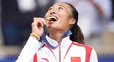 Altın madalya sahibi tenisçi Zheng Qinwen'den örnek sporculara övgü
