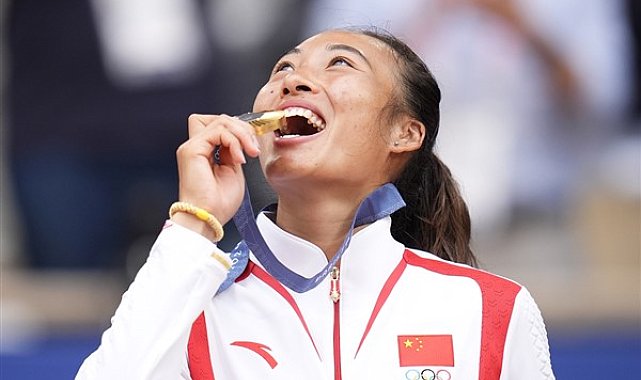 Altın madalya sahibi tenisçi Zheng Qinwen'den örnek sporculara övgü