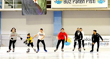 Antalya Dağyakası Buz Pateni Pisti'nde dersler verlmeye devam ediyor