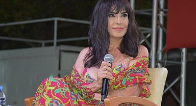 Ayşegül Aldinç’ten Instagram eleştirisi: Asansöre binerken bile poz veriyorlar