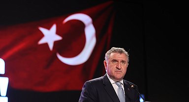 Bakan Bak’tan milli para masa tenisçilere tebrik