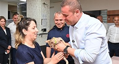 Başkan Akın, tedavisi tamamlanan yavru kedi Biber'i sahibine teslim etti