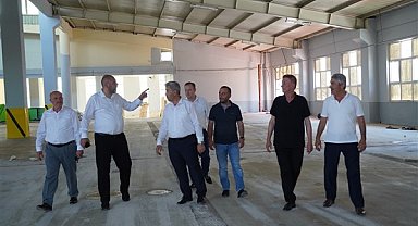 Başkan Aydın, kapalı pazaryeri tadilat çalışmalarını inceledi