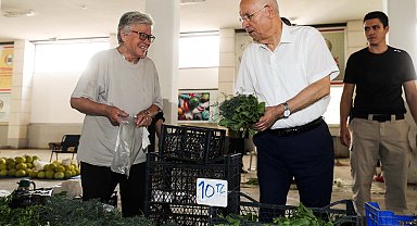 Başkan Yaşar, Köylü ve El Emeği Pazarı'nı ziyaret etti