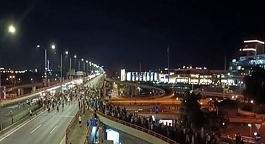 Belgrad'daki protestocular uluslararası otoyolu trafiğe kapattı