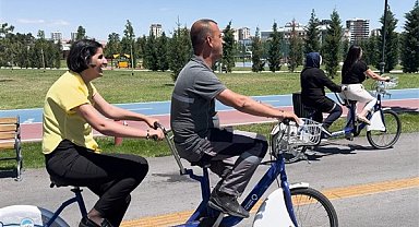 Besime Özderici Engelsiz Yaşam Merkezi'nde öğrenciler ilk kez bisiklet sürdü
