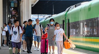 Bu yaz 800 milyon Çinli demir yollarını kullandı
