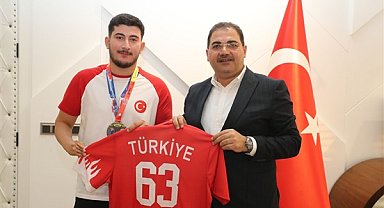 Canpolat, Dünya Şampiyonu olan milli sporcu Abdulsemet Ocakoğlu ile bir araya geldi