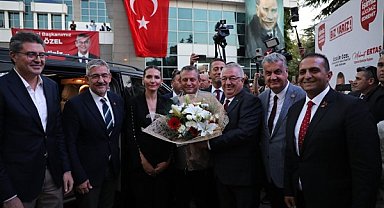 CHP Genel Başkanı Özel, Edremit Belediyesi’ni ziyaret etti