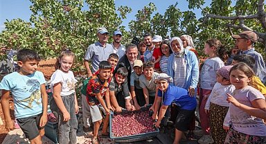 CHP Genel Başkanı Özel, Gaziantep'te fıstık mitinginde üreticilerle bir araya geldi
