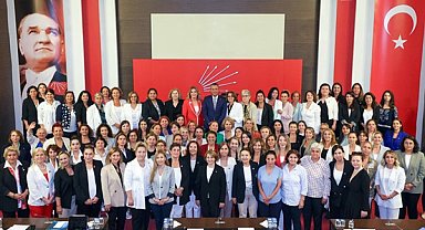 CHP Genel Başkanı Özel, kadın kolları yönetimi ile bir araya geldi