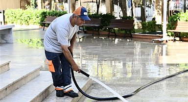 Esenyurt’taki camilerde cuma namazı öncesinde temizlik yapıldı