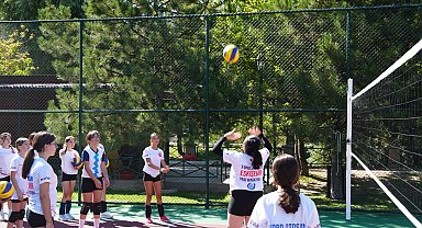 Eskişehir Kanlıkavak Parkı’nda oluşturulan voleybol sahası hizmete girdi