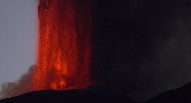 Etna yanardağı patlamaya başladı