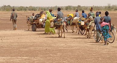Grandi: Sudan'dan kaçan yaklaşık 100 bin kişi Libya'ya ulaştı