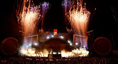 Hande Yener ve Lost Frequencies İstanbul Festivali’nde sahne şovlarıyla büyüledi