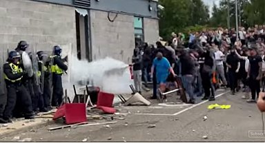 İngiltere'de aşırı sağcı göstericiler Rotherham sığınmacı otelini yakmaya çalıştı