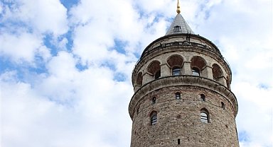 İstanbul’da tarihi mekanlara Türk bayrağı ve 30 Ağustos Zafer Bayramı logosu yansıtıldı