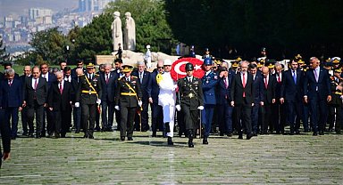 İYİ Parti Genel Başkanı Dervişoğlu, Anıtkabir'deki törene katıldı