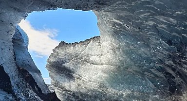 İzlanda'da çöken bir buz mağarasında iki turist hala mahsur