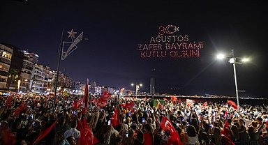 İzmir Büyükşehir Belediyesi’nden Gündoğdu Meydanı’nda dron gösterisi