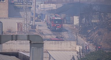 İzmir Büyükşehir Belediyesinin tüm birimleri yangınla mücadele ediyor