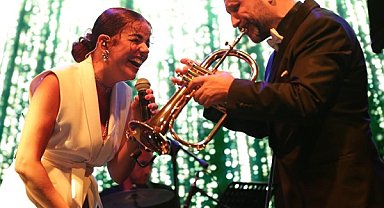 İzmir Çim Konserleri'nde Uğur Sayınbatur Jazz Ensemble sahne aldı