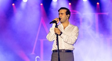 İzmir’de Çim Konserleri, Mert Demir ile başladı