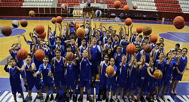 İzmir'de yaz spor okullarında 25 branşta açılan kurslardan 12 bin kişi yararlandı