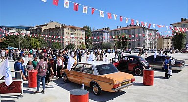 Modifiyeli ve klasik araçlar meydana çıktı