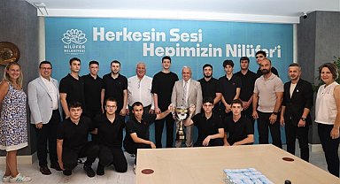 Nilüfer Belediyespor Yıldız Erkek Hentbol Takımı, Başkan Özdemir'i ziyaret etti