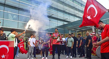Olimpiyat üçüncüsü milli güreşçi Taha Akgül, Ankara'da vatandaşlar tarafından karşılandı